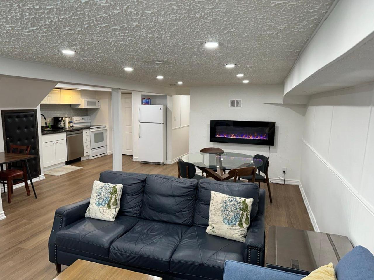 Two Bedroom Apartment Basement Richmond Hill Esterno foto